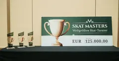 Wir gratulieren den Spielern moertelking (2099 Punkte), Benny222 (1910 Punkte), Armsfelder (1854 Puntke), captaingroot (2065 Punkte), Karodrei (1948) und scharfehand (1934 Punkte), die sich im Turnier 42 und 43 die begehrten Tickets für das Skat Masters Finale 2023 in Berlin erspielt haben. Heute startet das 44. Qualifikationsturnier und wir wünschen Gut Blatt! an alle Teilnehmer! Bitte bleiben Sie gesund!